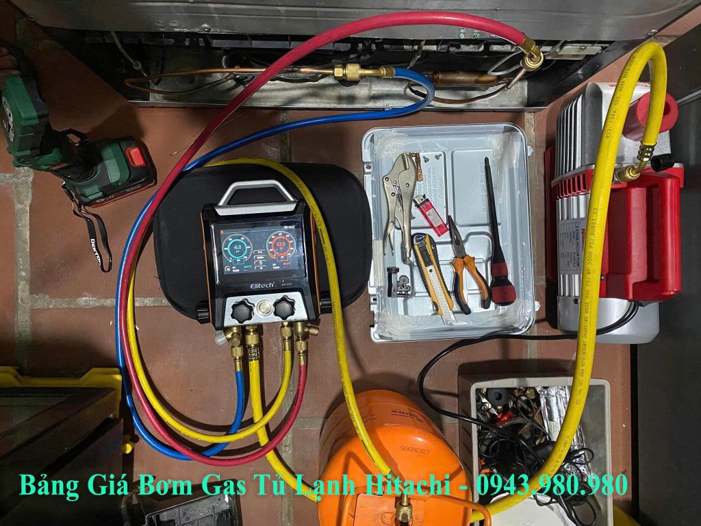 Thợ kiểm tra và bơm gas tủ lạnh Hitachi tại nhà Hà Nội