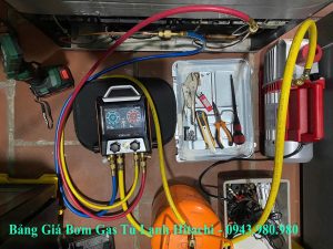 Thợ kiểm tra và bơm gas tủ lạnh Hitachi tại nhà Hà Nội
