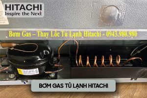 Kỹ thuật viên kiểm tra gas và thay lốc block tủ lạnh Hitachi tại nhà Hà Nội