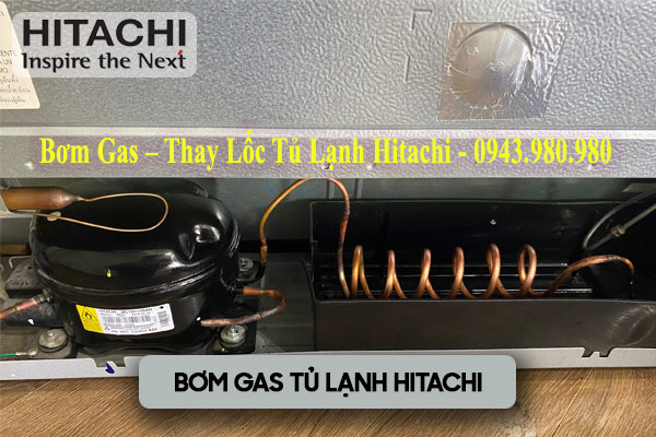 Kỹ thuật viên kiểm tra gas và thay lốc block tủ lạnh Hitachi tại nhà Hà Nội